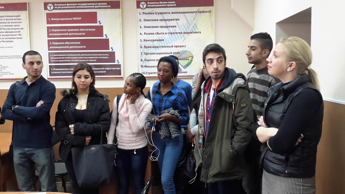 Экскурсия иностранных слушателей подготовительного отделения по факультету экономики и менеджмента Фото 2 Экскурсия иностранных слушателей подготовительного отделения по факультету экономики и менеджмента Фото 2