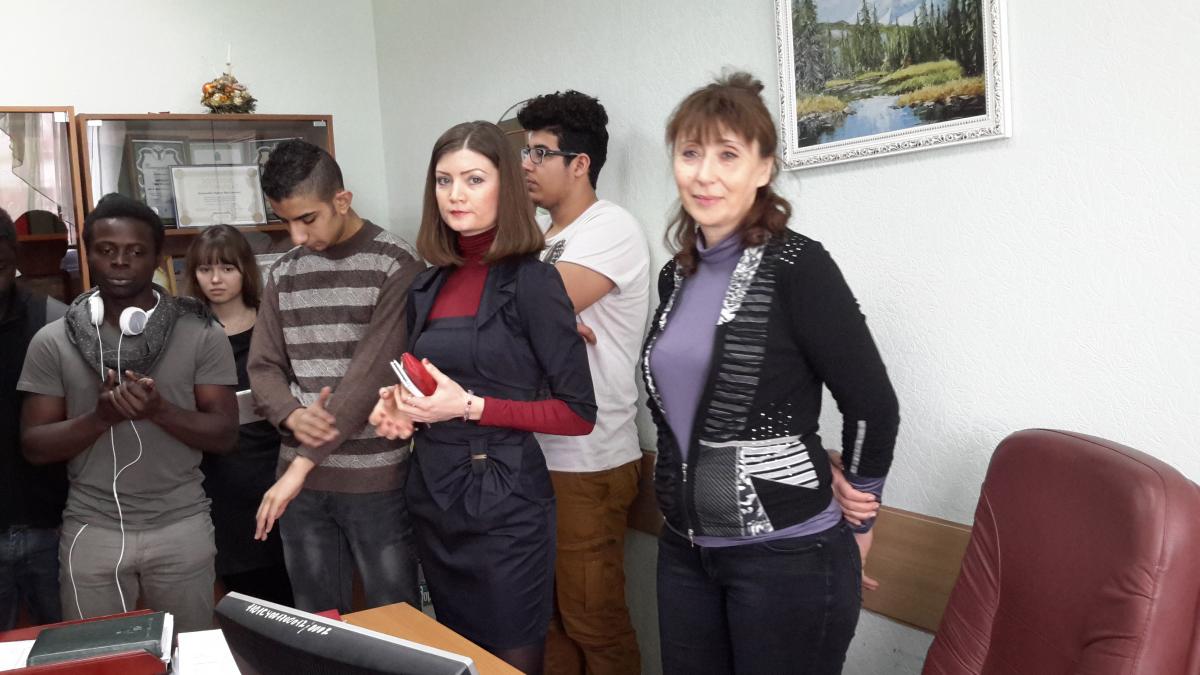 Экскурсия иностранных слушателей подготовительного отделения по факультету экономики и менеджмента Фото 5 Экскурсия иностранных слушателей подготовительного отделения по факультету экономики и менеджмента Фото 5