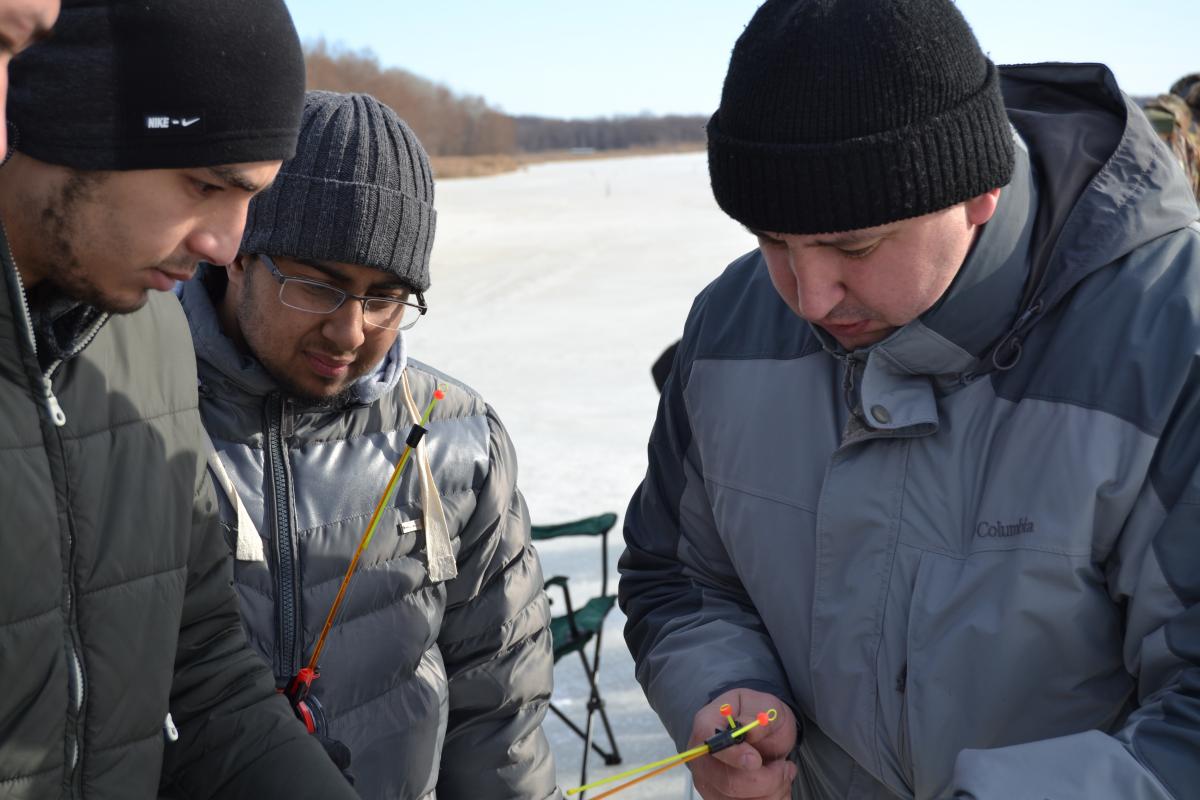 Иностранцы узнали особенности национальной зимней рыбалки Фото 4