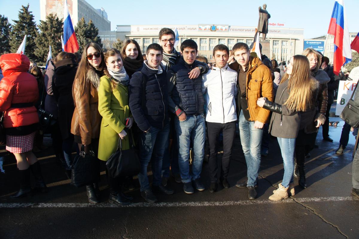 Студенты СГАУ приняли участие в митинге в честь годовщины возвращения Крыма в состав РФ Фото 1