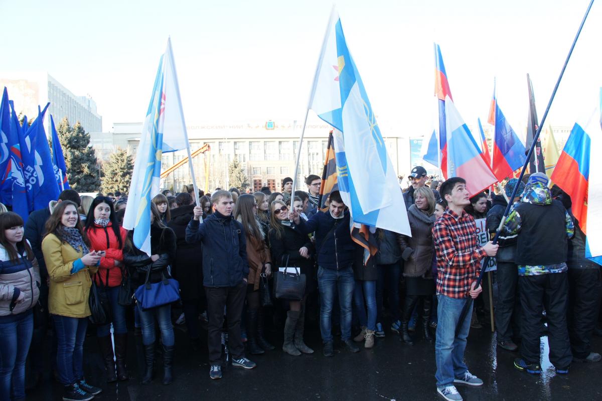 Студенты СГАУ приняли участие в митинге в честь годовщины возвращения Крыма в состав РФ Фото 2