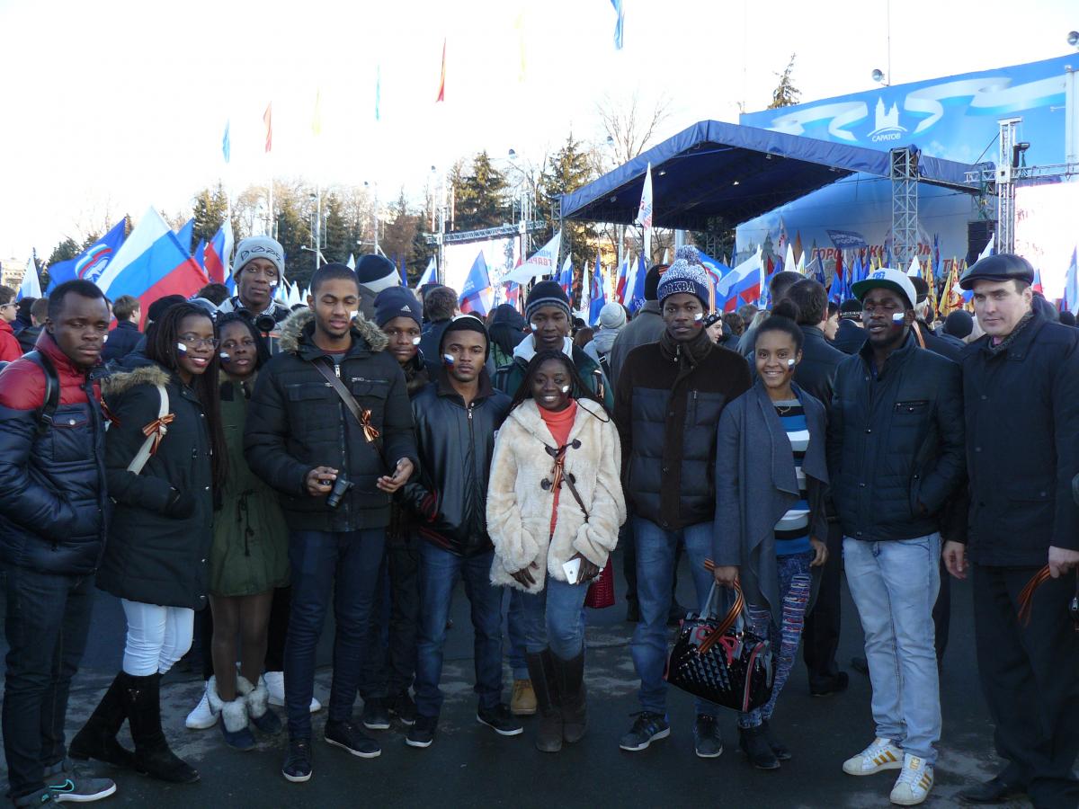 Студенты СГАУ приняли участие в митинге в честь годовщины возвращения Крыма в состав РФ Фото 4