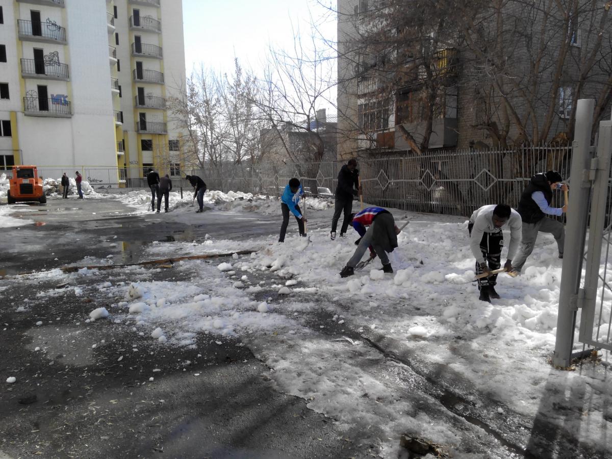 Иностранные слушатели на уборке территории