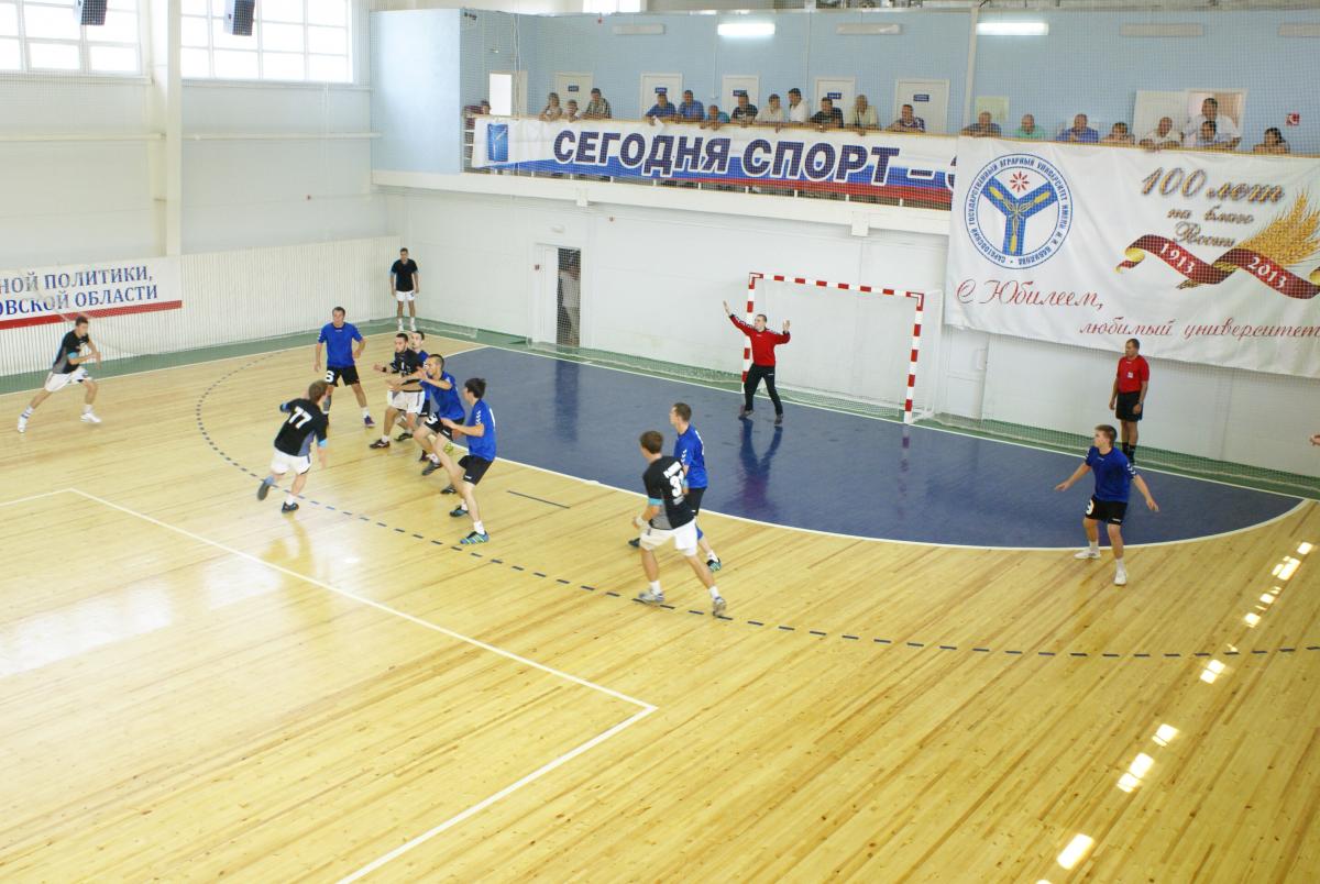В Саратове спорткомплексе «Юбилейный» состоялось открытие и первые две игры финального этапа всероссийских соревнований по гандболу среди мужских студенческих команд.  Фото 2