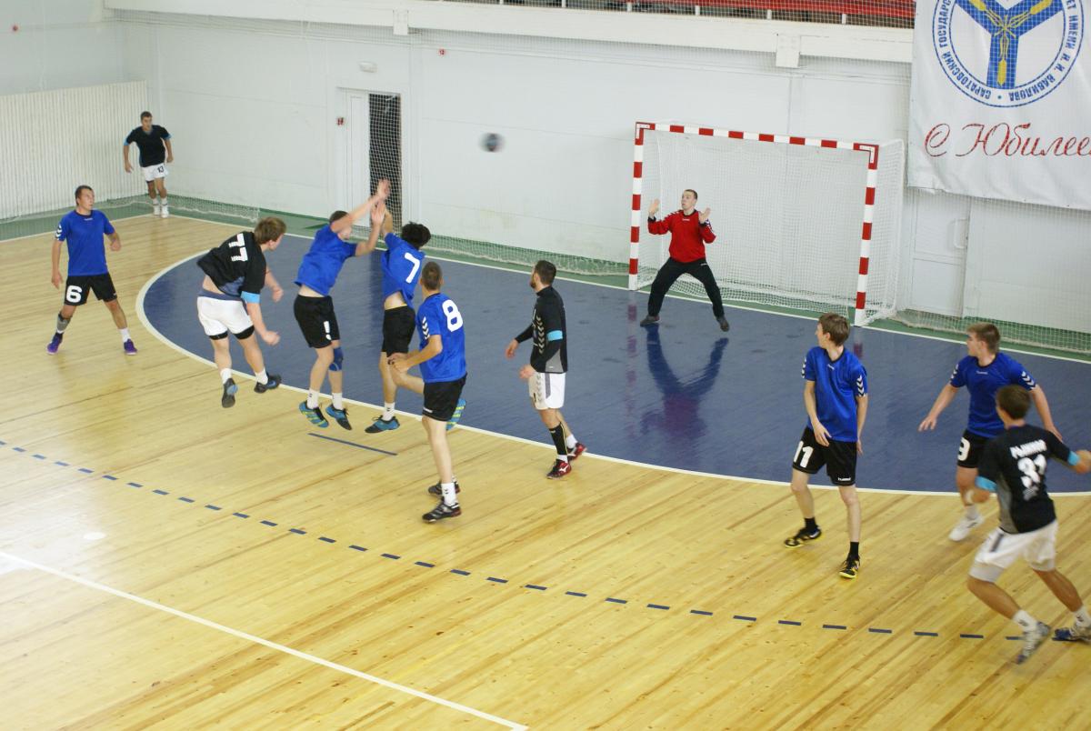 В Саратове спорткомплексе «Юбилейный» состоялось открытие и первые две игры финального этапа всероссийских соревнований по гандболу среди мужских студенческих команд.  Фото 5