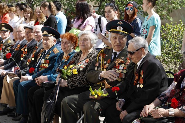 Передача знамени победы университету СГАУ от ветеранов города Саратова Фото 1
