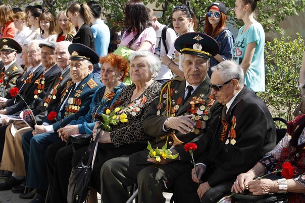 Передача знамени победы университету СГАУ от ветеранов города Саратова Фото 3 Передача знамени победы университету СГАУ от ветеранов города Саратова Фото 3