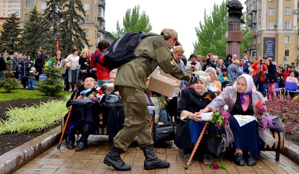 Ко дню Победы детям и ветеранам, в госпитали Донецка активисты СДР доставили маленькую радость Фото 14