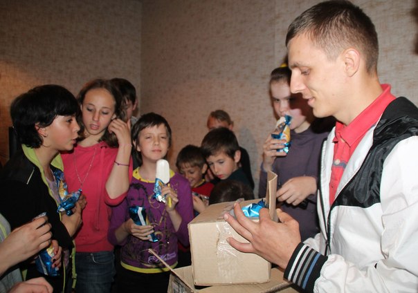 Ко дню Победы детям и ветеранам, в госпитали Донецка активисты СДР доставили маленькую радость Фото 18