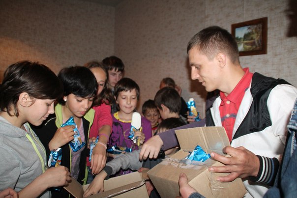 Ко дню Победы детям и ветеранам, в госпитали Донецка активисты СДР доставили маленькую радость Фото 6