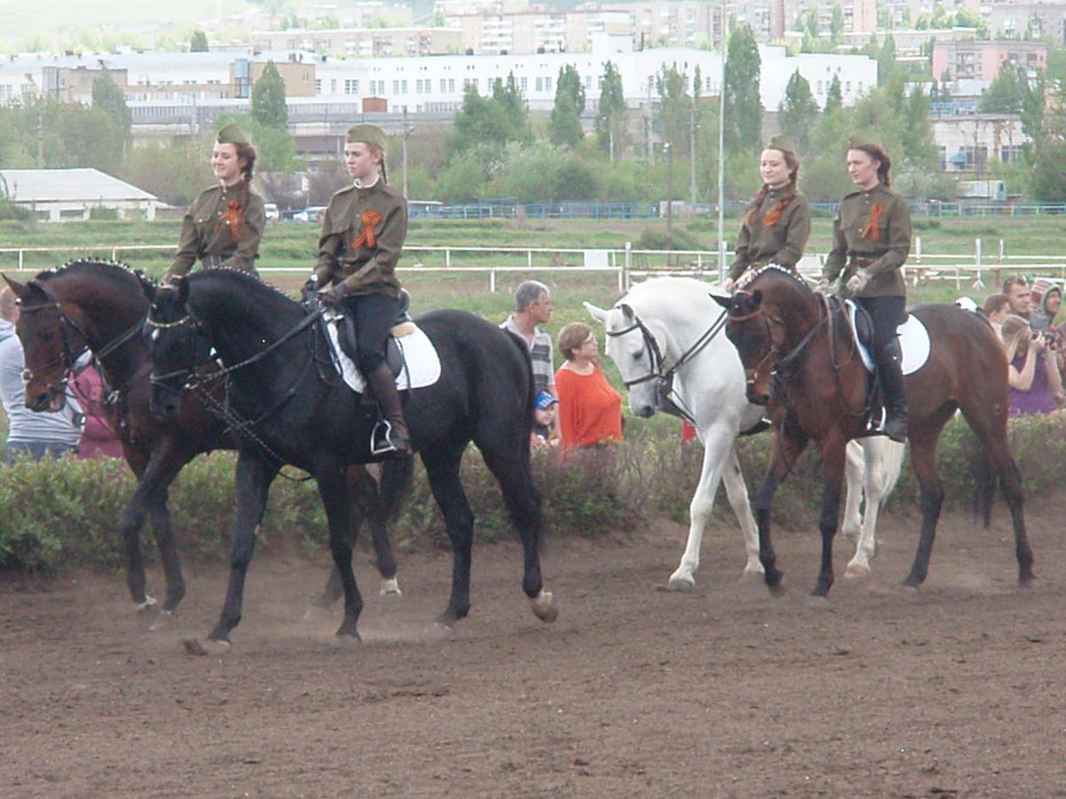 Открытие бегового сезона на Саратовском ипподроме Фото 4