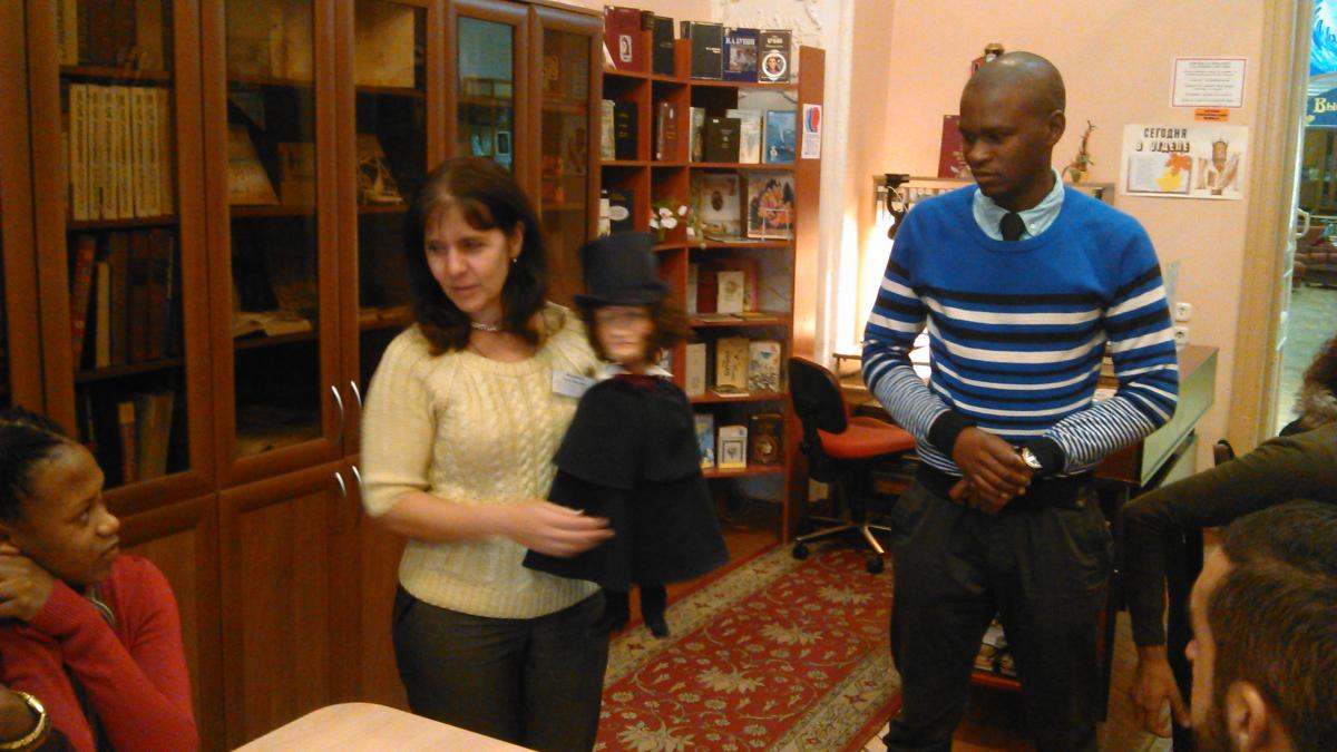 Иностранные студенты и слушатели в библиотеке им. А.С. Пушкина Фото 7