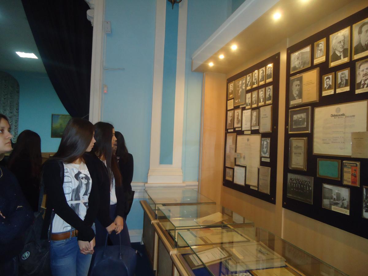 Ученики Экономической школы «Елизавета» в музее истории Фото 2