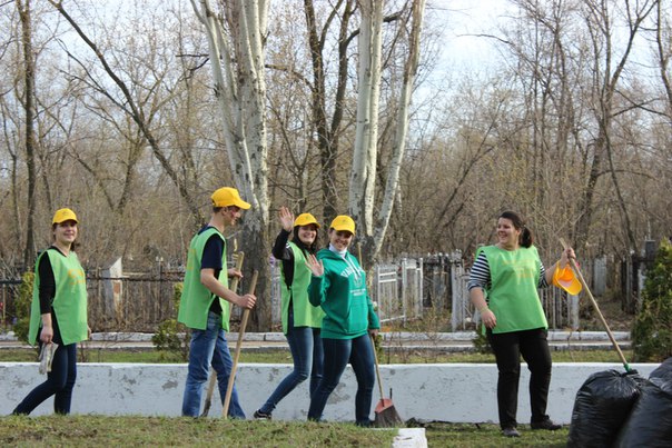 Студенты провели субботник на Воскресенском кладбище Фото 3