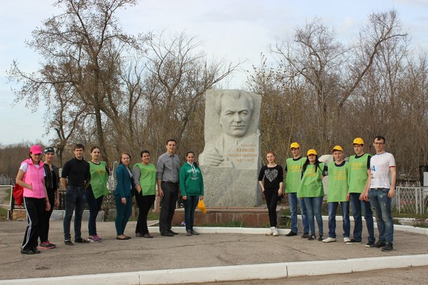 Студенты провели субботник на Воскресенском кладбище Фото 10