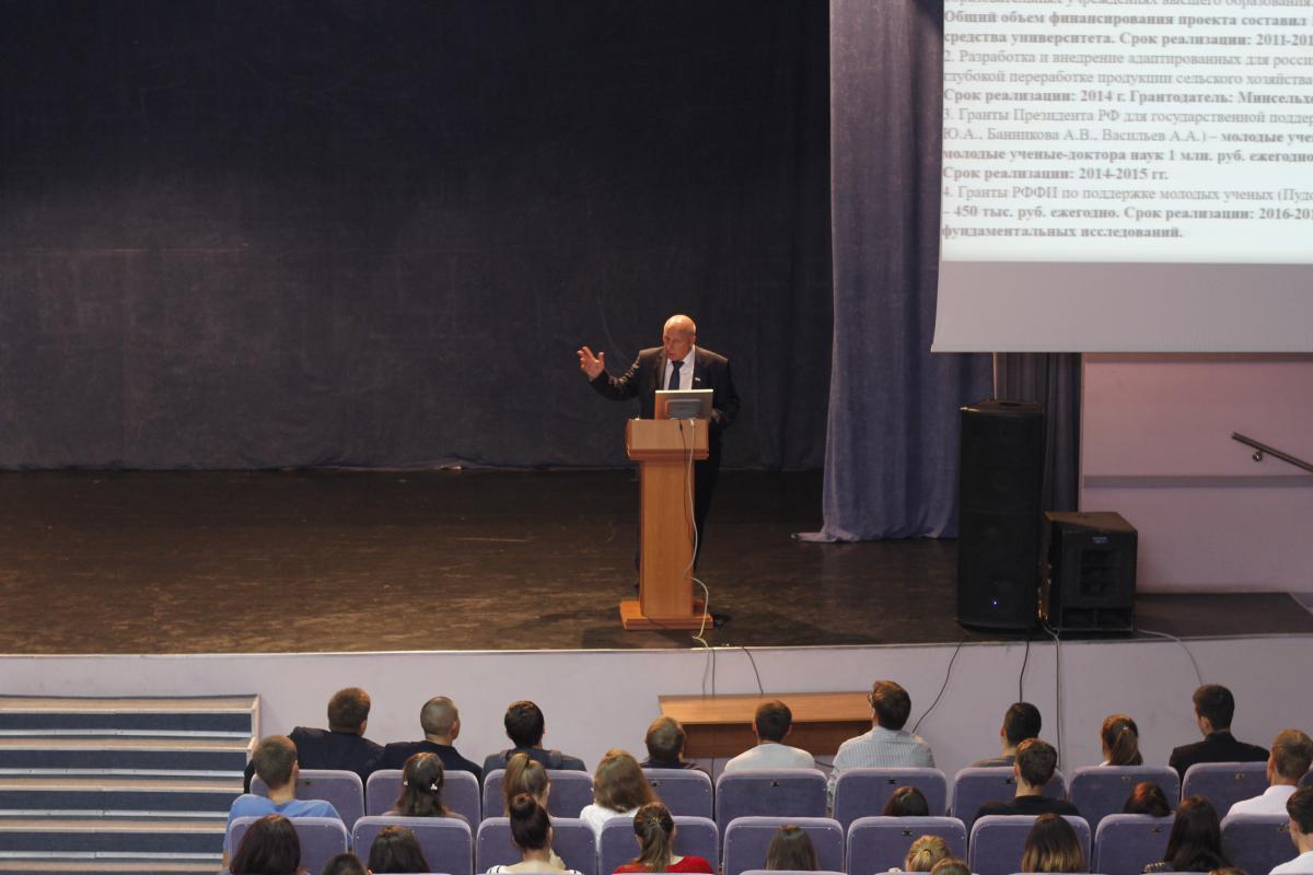 13 сентября  в актовом зале учебного комплекса №3 состоялся открытый диалог ректора со студентами. Фото 6