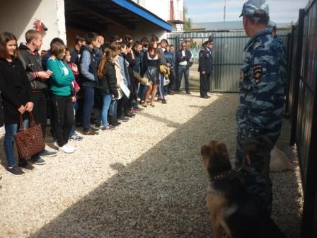 Экскурсионная встреча студентов Краснокутского зооветеринарного техникума  с сотрудниками  кинологического центра отдела МВД России по Краснокутскому району. Фото 3