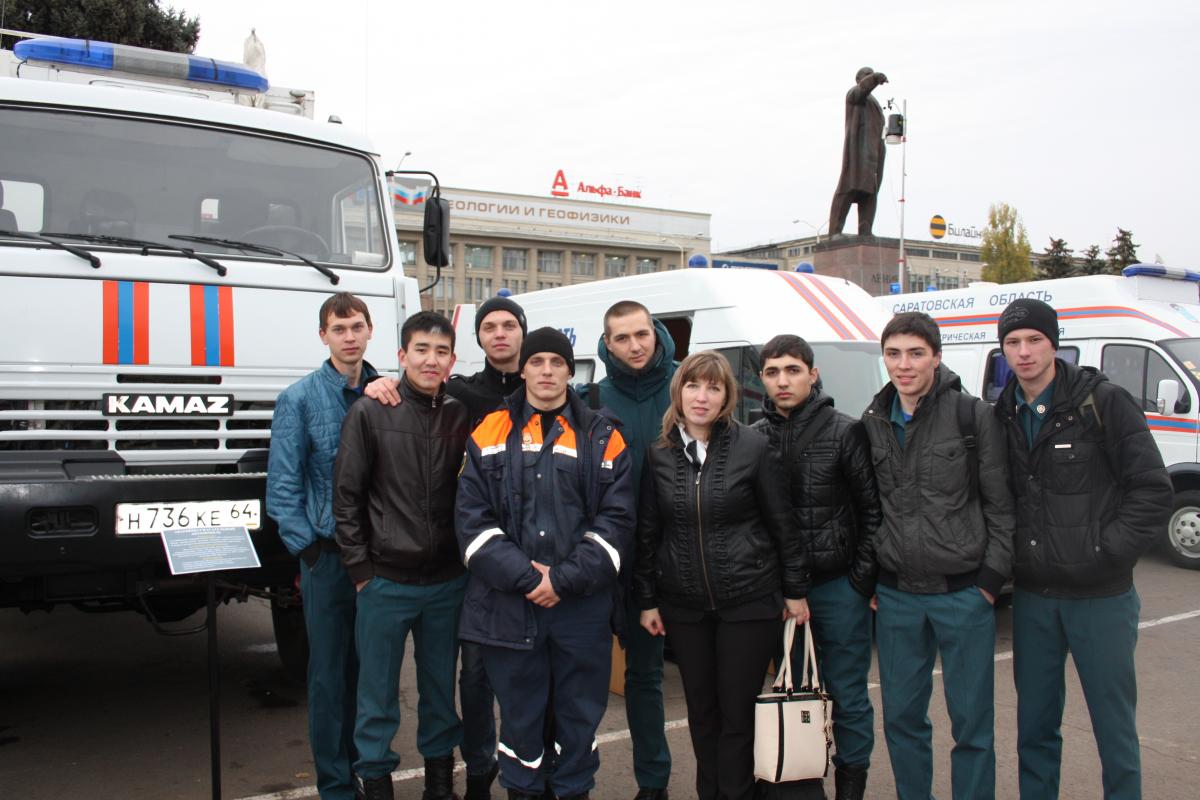 На Театральной площади сотрудники МЧС тушили пожар, обезвреживали взрывчатое вещество  и искали человека Фото 16