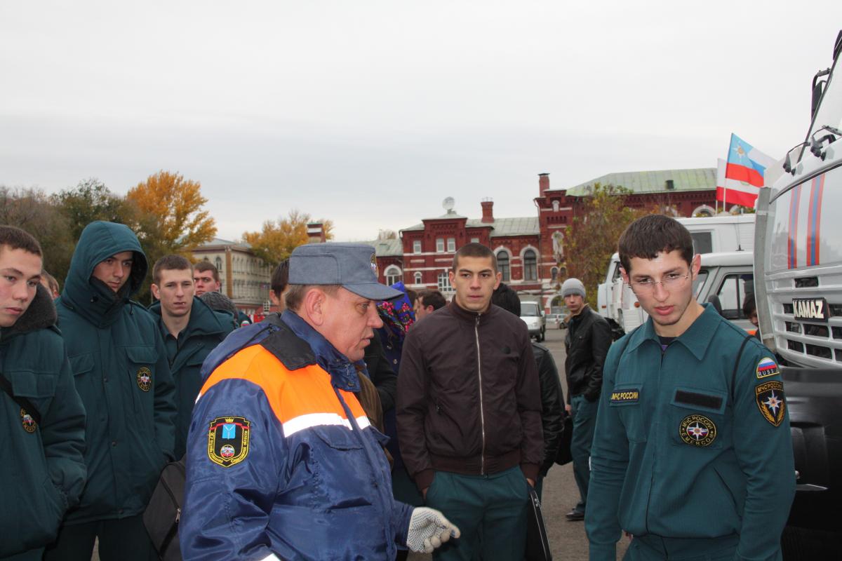 На Театральной площади сотрудники МЧС тушили пожар, обезвреживали взрывчатое вещество  и искали человека Фото 2