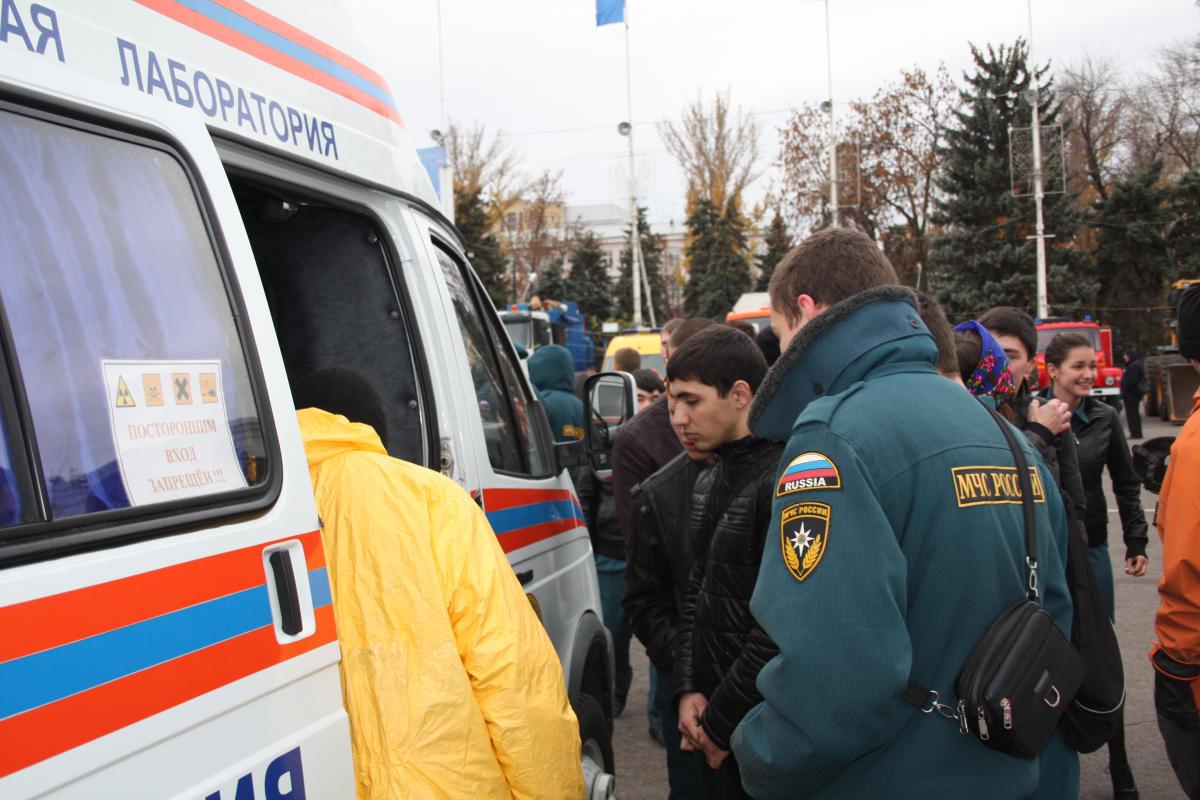 На Театральной площади сотрудники МЧС тушили пожар, обезвреживали взрывчатое вещество  и искали человека Фото 3