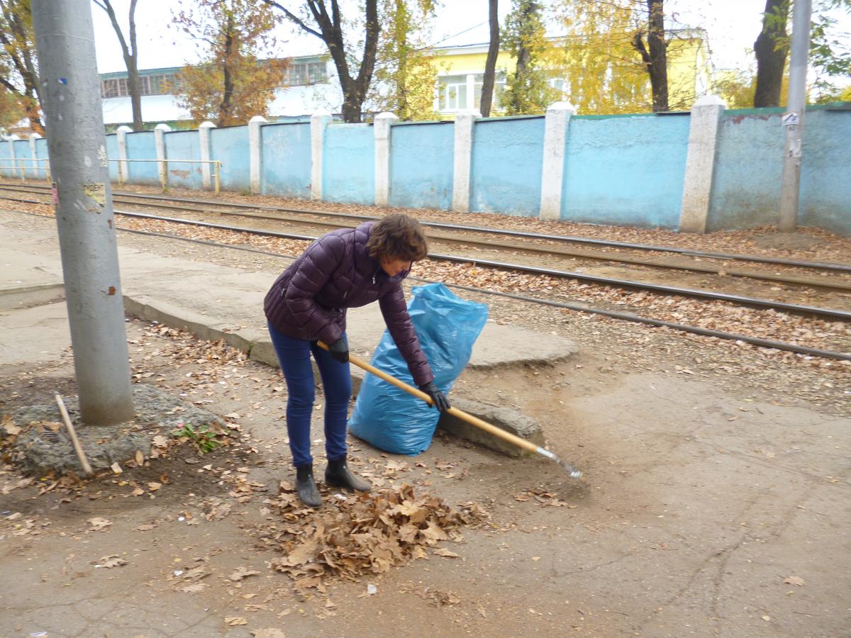 Сотрудники кафедры «Микробиология, биотехнология и химия» приняли участие в общегородском субботнике Фото 4