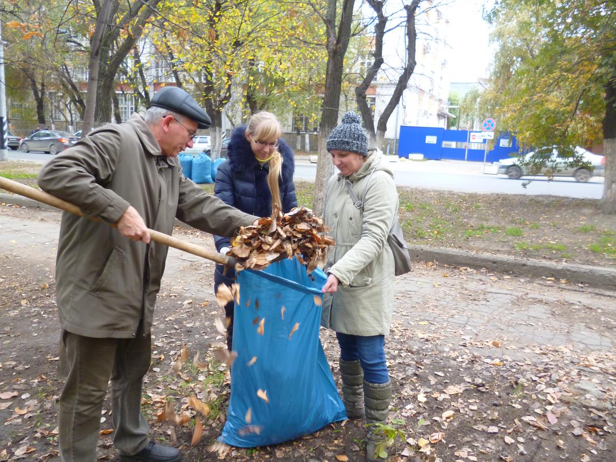 Сотрудники кафедры «Микробиология, биотехнология и химия» приняли участие в общегородском субботнике Фото 5