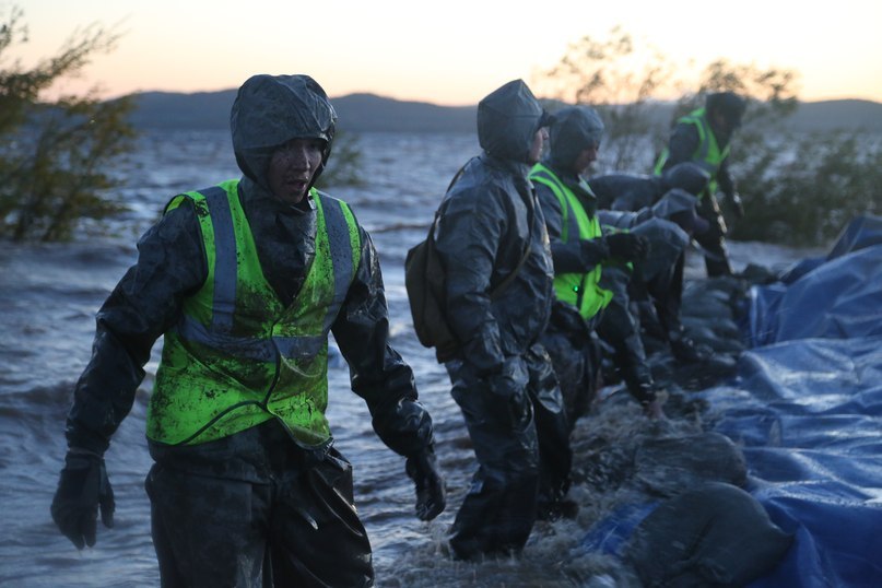 Министр МЧС РФ В.А.Пучков наградил добровольцев, боровшихся с наводнением на Дальнем Востоке Фото 1