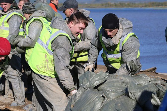 Министр МЧС РФ В.А.Пучков наградил добровольцев, боровшихся с наводнением на Дальнем Востоке Фото 2