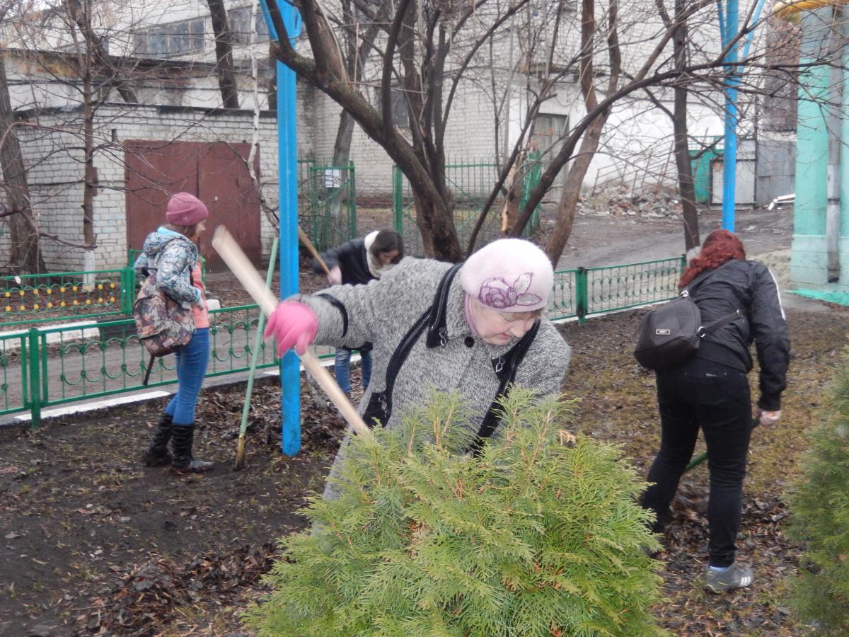 Сотрудники кафедры «Морфология, патология животных и биология» и представители кураторских групп на субботнике