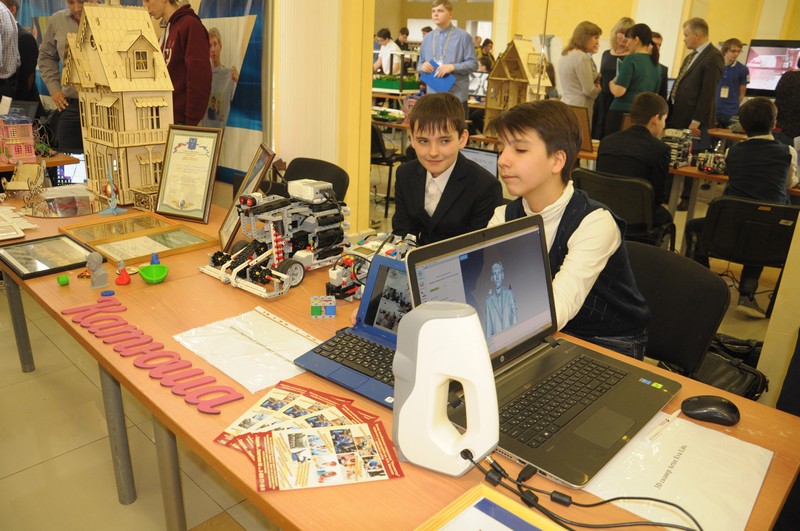 Участие воспитанников ЦМИТ Инноватор в выставке перед заседанием правительства Саратовской области Фото 2