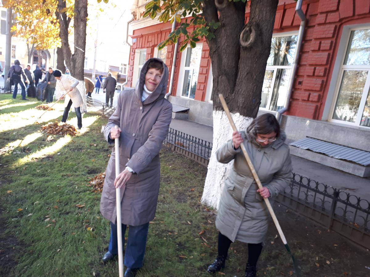 Преподаватели кафедры "Иностранные языки и культура речи" приняли участие в субботнике 21 октября 2017г. Фото 5