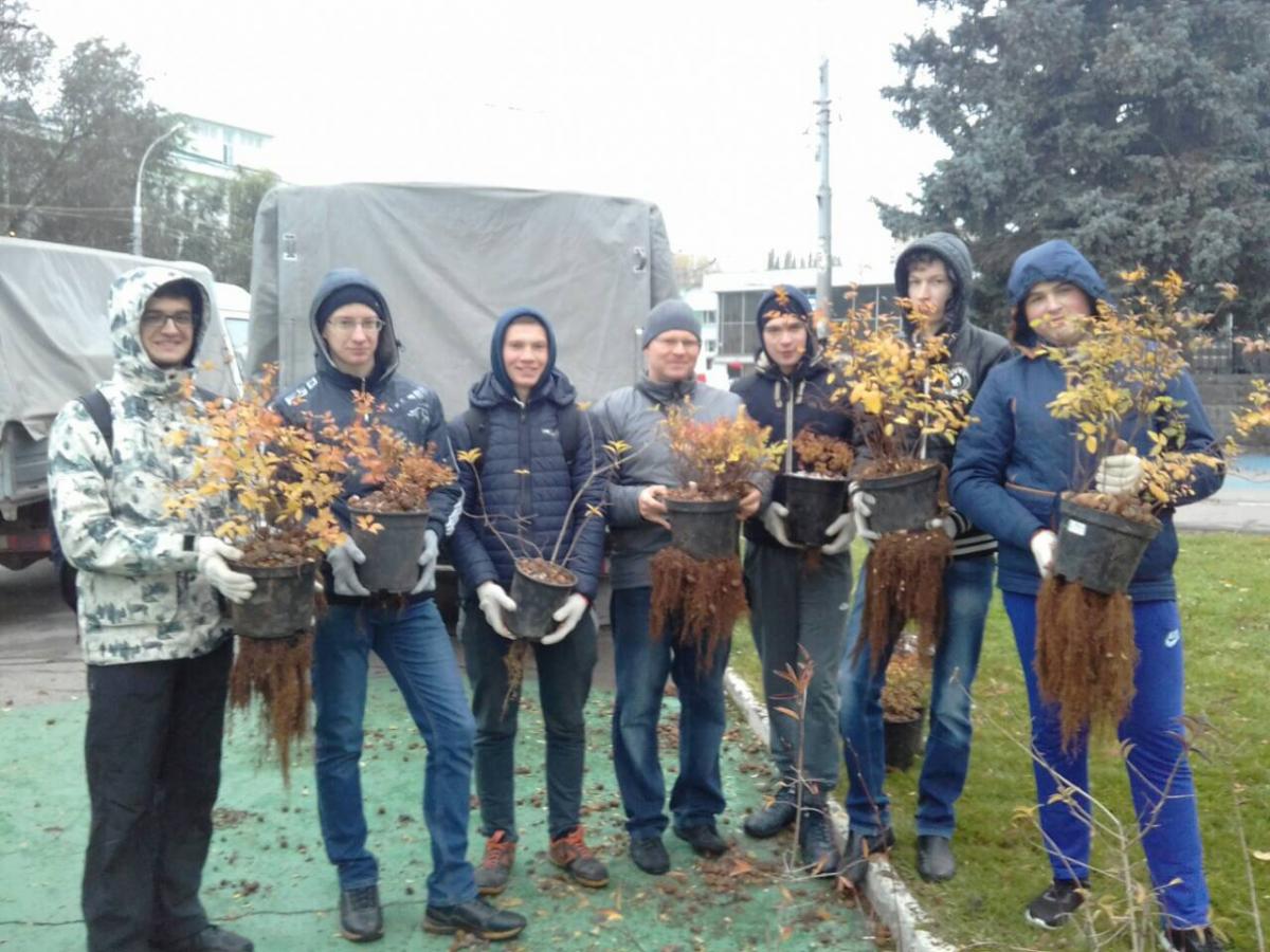 Субботник в сквере по улице Рахова Фото 1