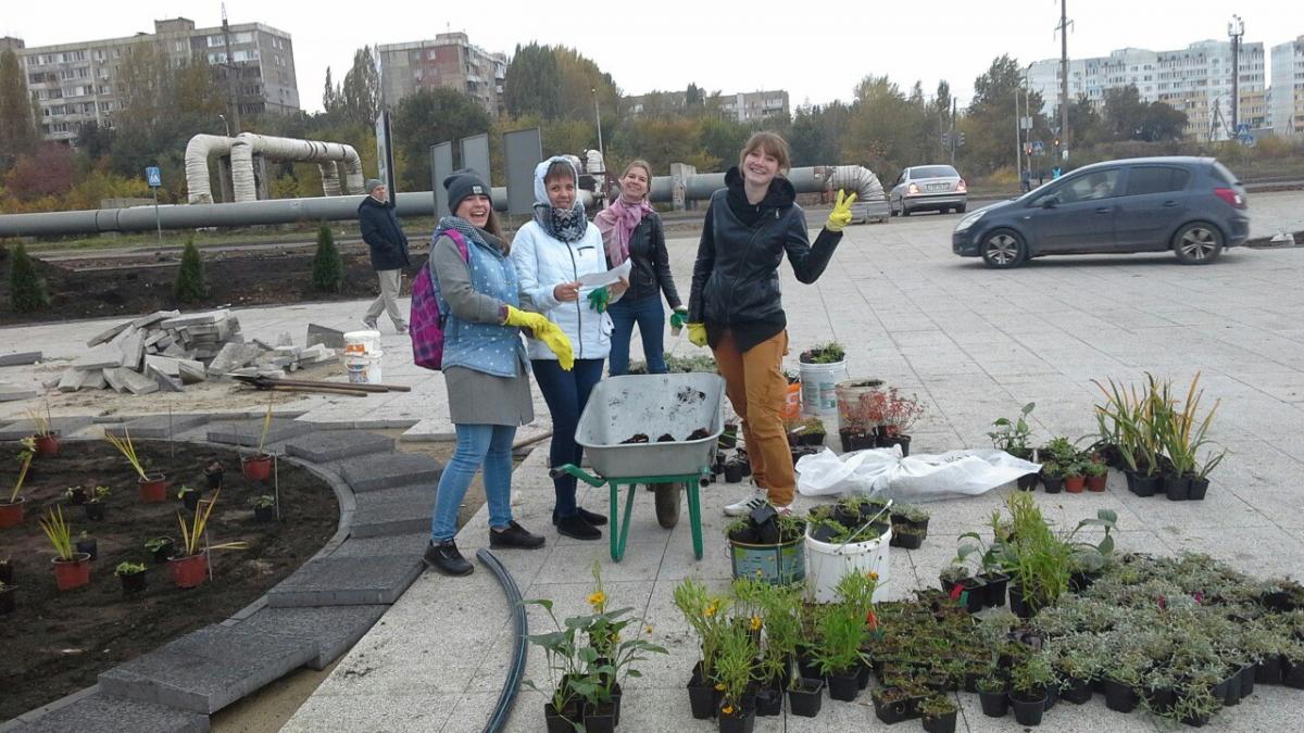 Посадка цветников на  бульваре по проспекту Героев Отечества в пос. Солнечный в г. Саратове Фото 1