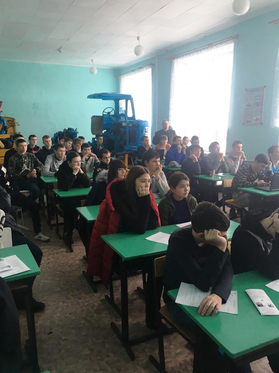 Профориентационная встреча преподавателей кафедры ИИ, ПиВ со школьниками Дергачевского района Фото 6 Профориентационная встреча преподавателей кафедры ИИ, ПиВ со школьниками Дергачевского района Фото 6