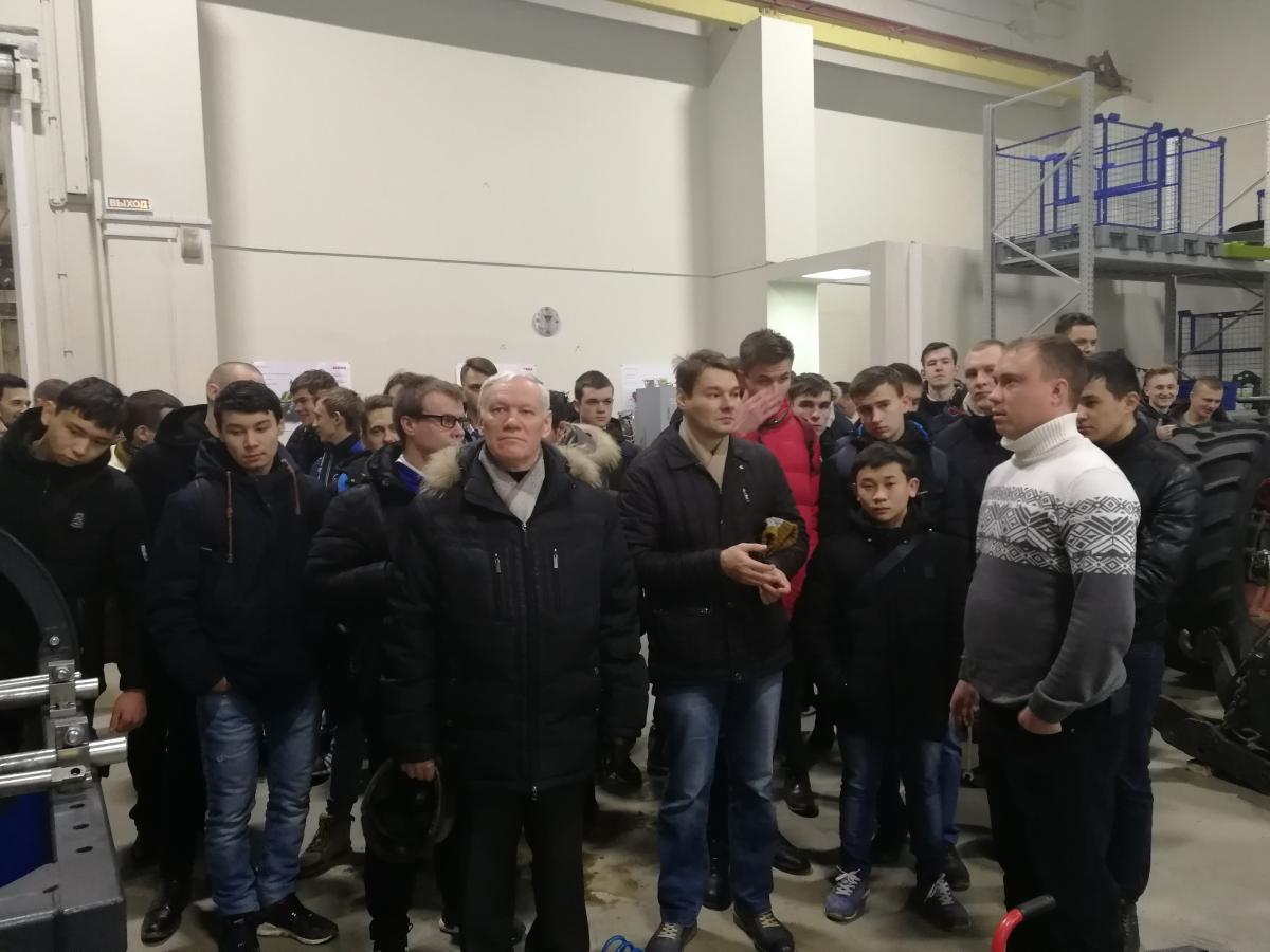 Посещение первокурсниками направления подготовки «Агроинженерия» компании ООО «МИРОВАЯ ТЕХНИКА» г. Саратов Фото 13 Посещение первокурсниками направления подготовки «Агроинженерия» компании ООО «МИРОВАЯ ТЕХНИКА» г. Саратов Фото 13
