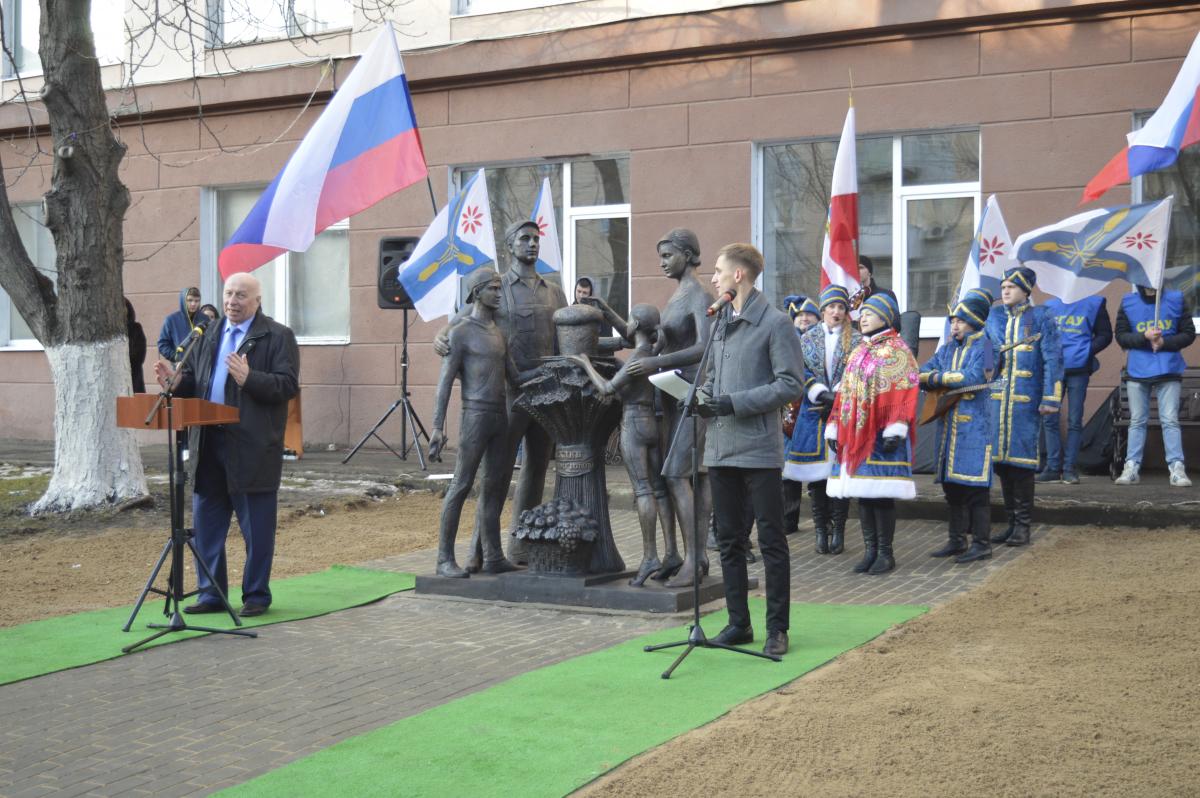 Открыт памятник «Хлеб - всему голова!»