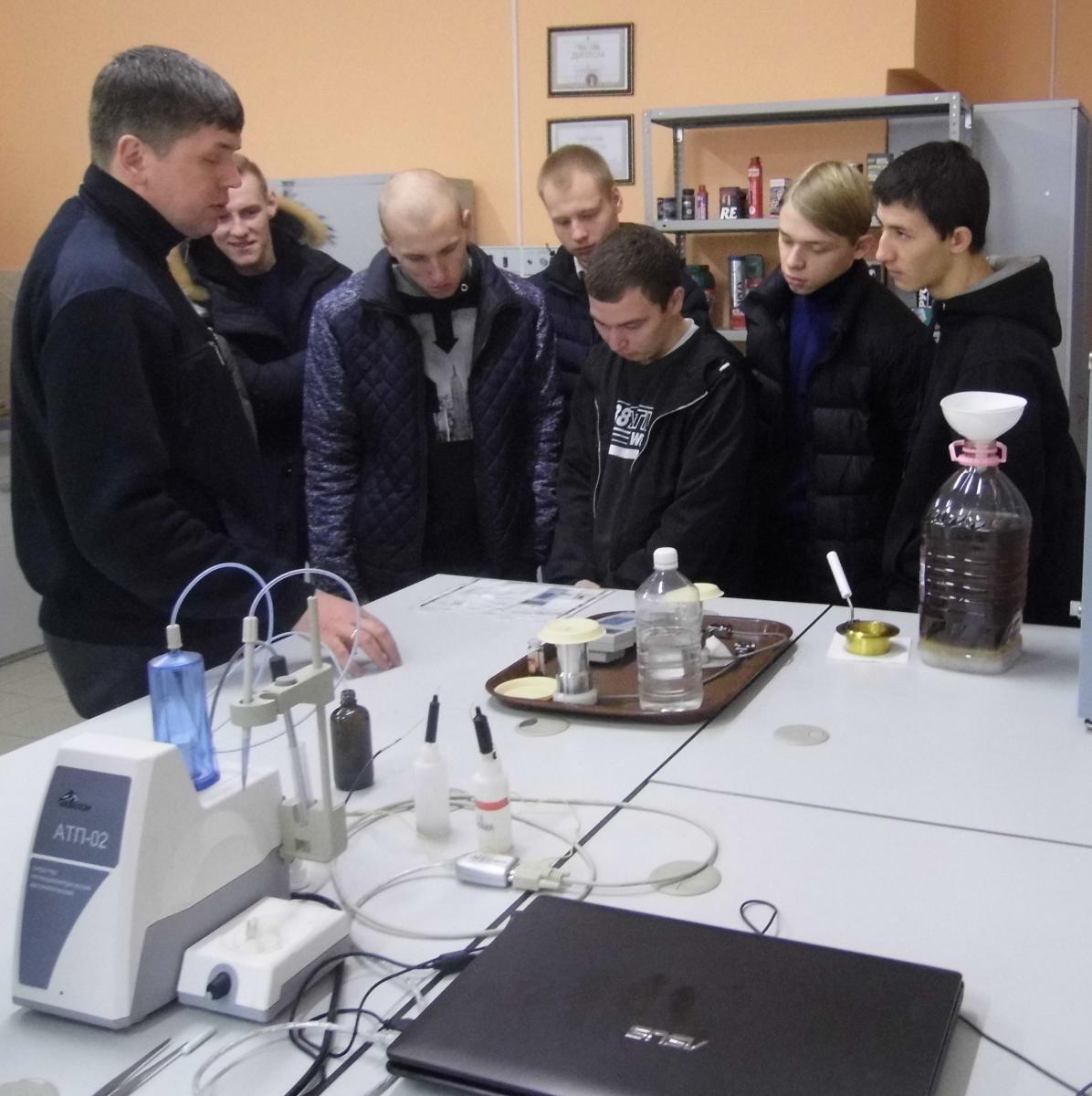 Знакомство студентов ССЭИ РЭУ им. Г.В. Плеханова с лабораторией по контролю качества ТСМ Фото 1