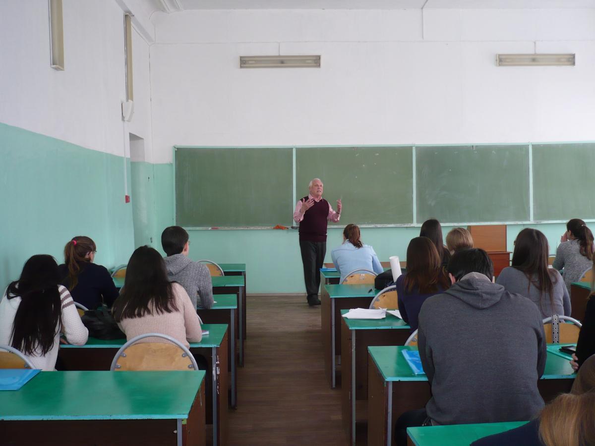 Проведение занятия представителем производства главным специалистом главгосэкспертизы России, Саратовский филиал,  заслуженным архитектором РФ, доцентом Копшевым В.К. Фото 3