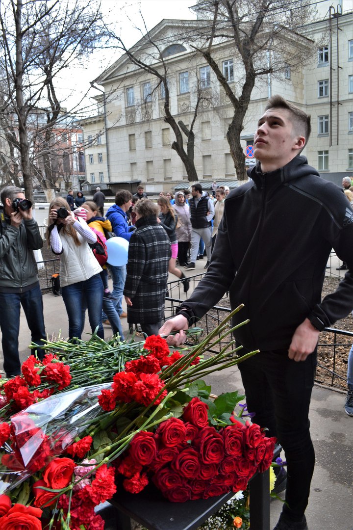 В Саратове открыли мемориальную доску и сквер памяти О.П.Табакова Фото 1