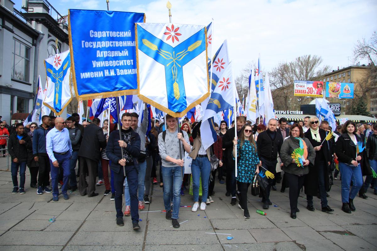 В центре Саратова прошло масштабное первомайское шествие Фото 2