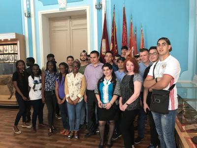 На экскурсии в музее истории университета