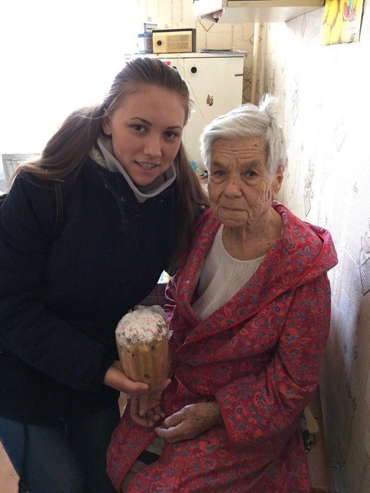 Волонтеры Саратовского ГАУ поздравили с праздником Светлой Пасхи  пенсионеров и ветеранов труда Фото 2