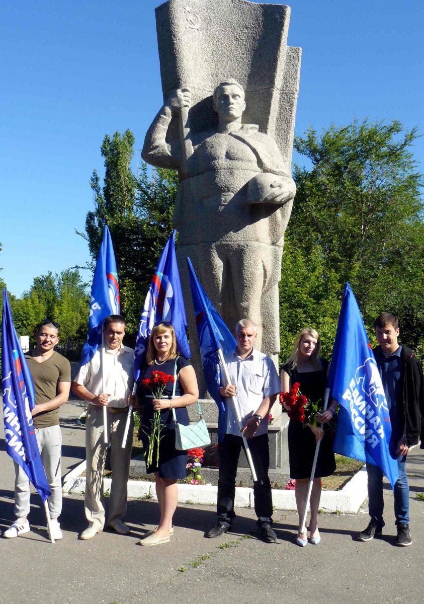 22 июня 2018 г. саратовцы возложили цветы к "Воину-освободителю" Фото 1