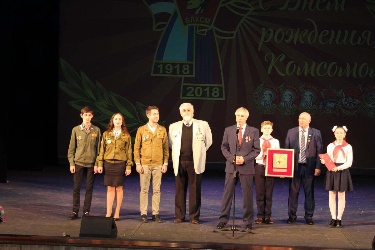 В ТЮЗе отметили 100-летие ВЛКСМ