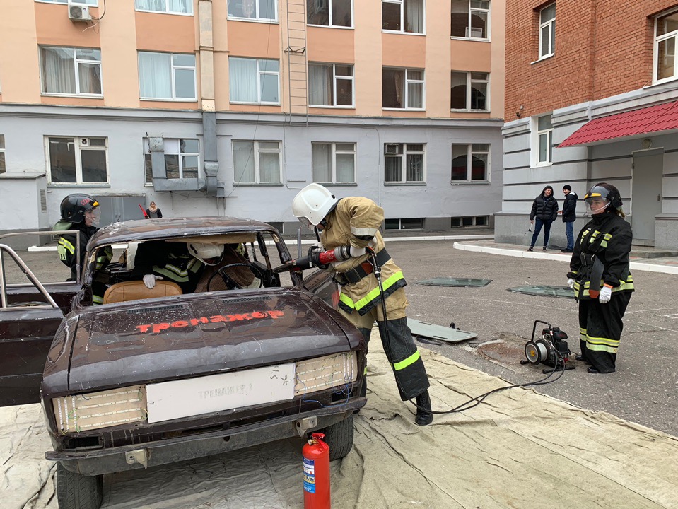 Соревнования по ликвидации последствий ДТП с успехом прошли в Саратовском ГАУ Фото 11