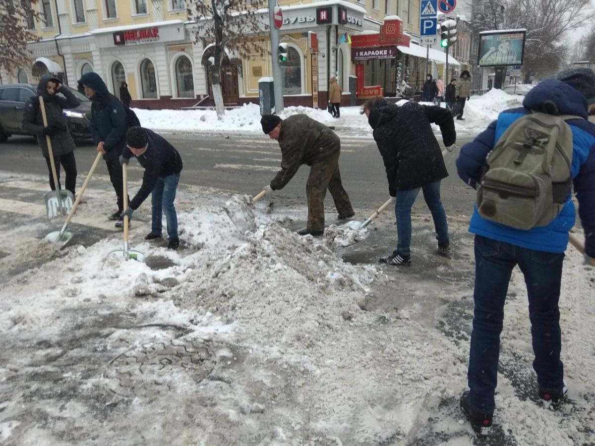 Волонтеры СГАУ вышли на расчистку снега Фото 2