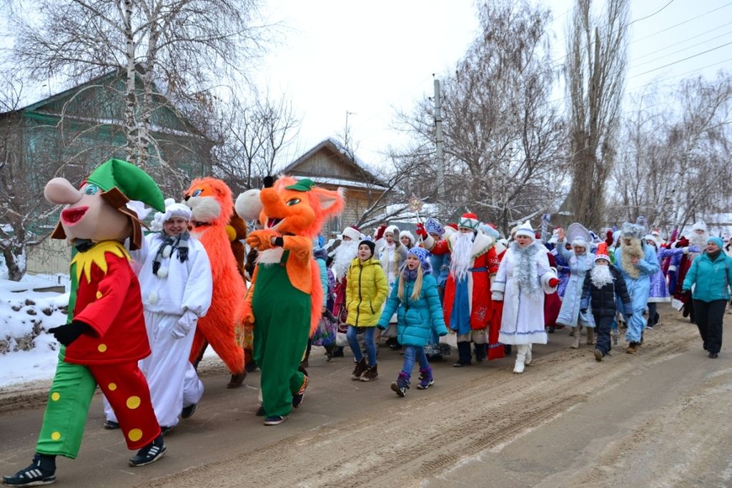 Обучающиеся Пугачёвского филиала  приняли участие в праздничном шествии Дедов Морозов и Снегурочек Фото 3