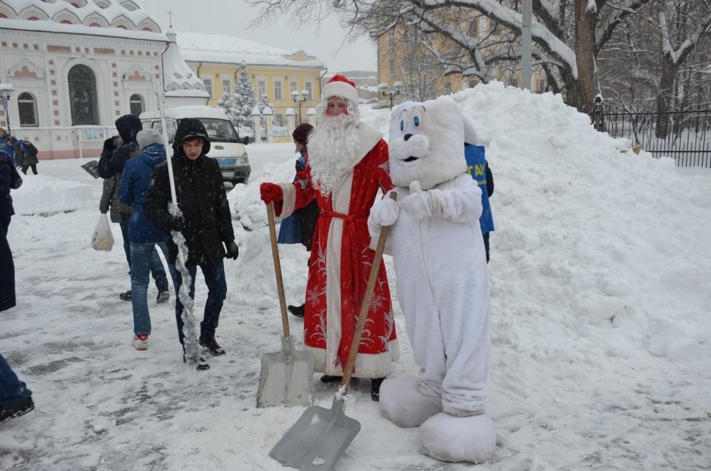 Добровольцы приняли участие в уборке города Фото 1