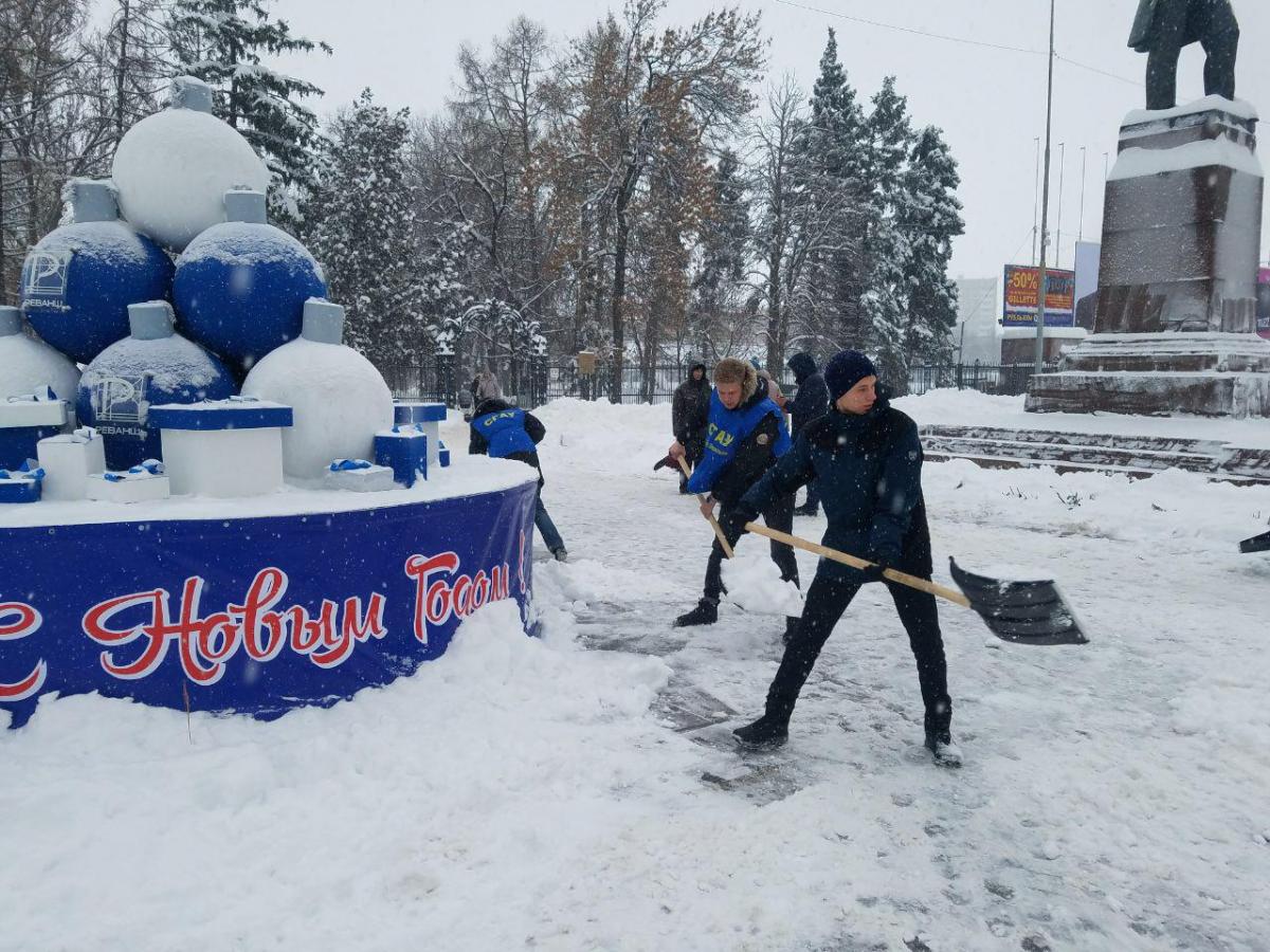 Добровольцы приняли участие в уборке города Фото 2