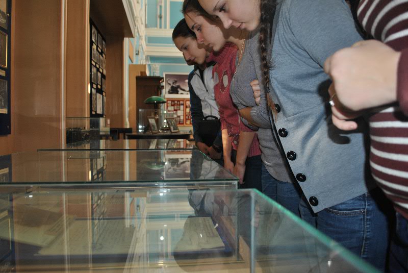 Первые экскурсии в музеи университета Фото 11
